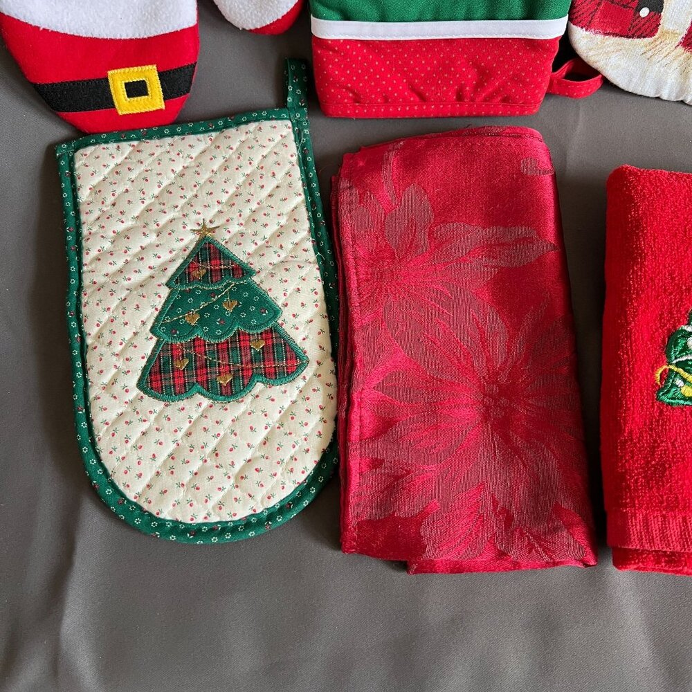 Set Of 8 Christmas-Themed Oven Mitts Pot Holders & Towels Featuring Santa Snowme - Picture 5 of 5